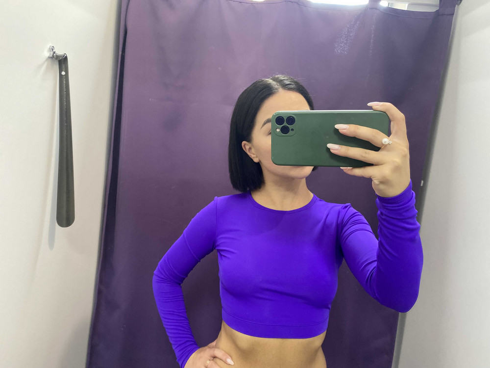 Цвет немного насыщеннее. Заказывала  уже такой в другом цвете. На тренировки самое то. Мне очень нравится. 