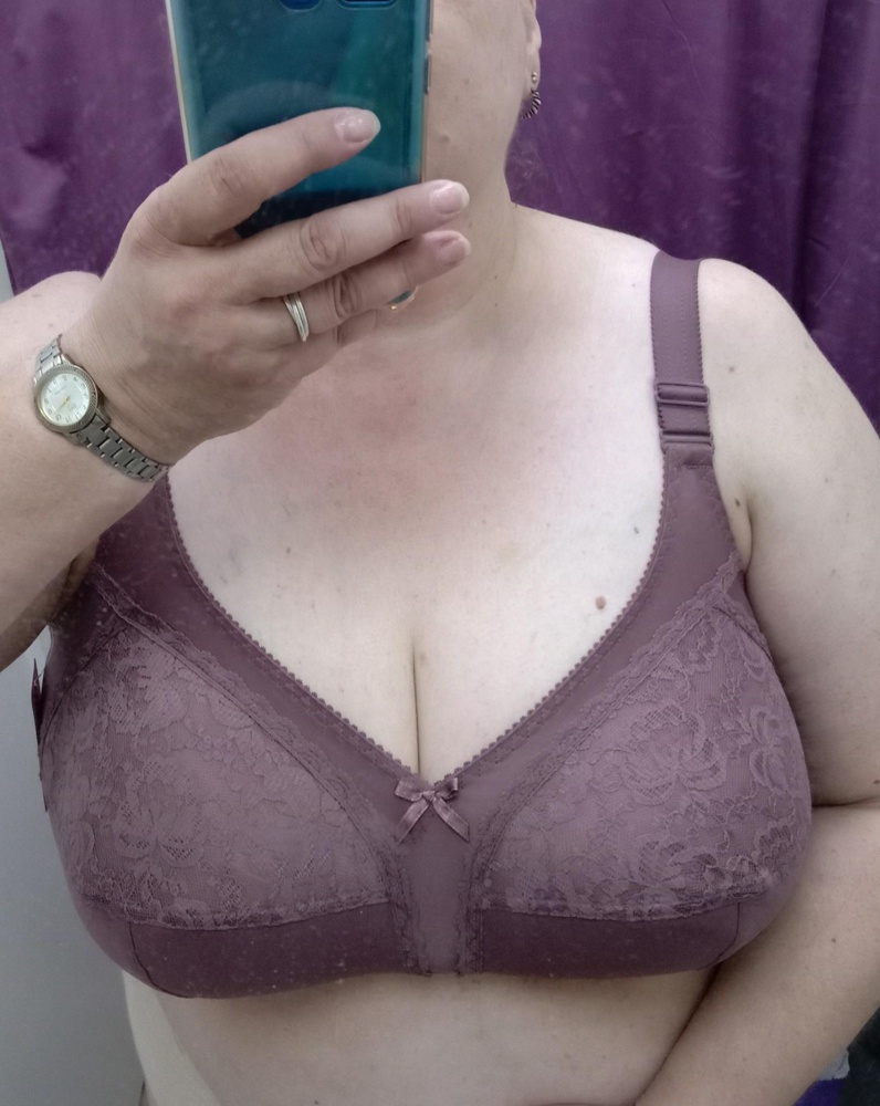 На ОпГ-110, ОГ-133 заказала самый большой р.100G. Сел плотно, но хорошо, в нОске ещё немного растянется. В прошлый раз брала очень похожий р.100i, сел примерно так же, бретельки пошире у него, но сейчас нет в наличии. В принципе, у них разница только в бретельках, так что тем довольна, значит и этот будет так же носиться.