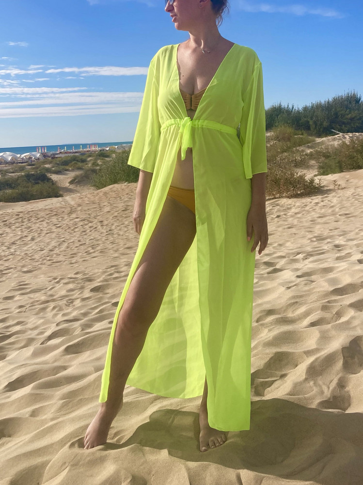 Это любовь. Выбирала цвет из того, что было в наличии в остатках, в пункте выдачи подумала, что адски ядерный цвет, но на море это ваууу. Приковывает все взгляды)