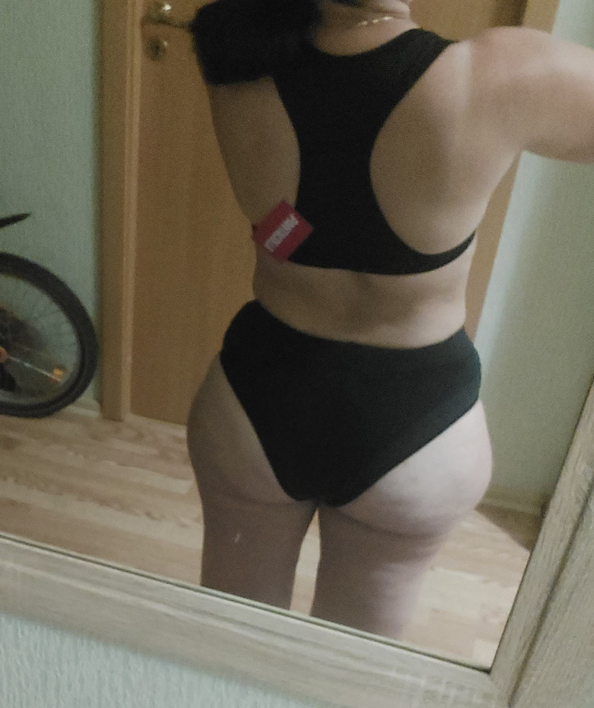 Купальник классный. На размер 44-46 подошёл М , есть тонкий пуш ап , который при желании можно вытащить из специальных разрезов внутри сбоку.