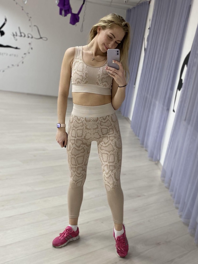 Классный костюм ! Но есть одно но , разрез под  мышкой у топа высокий и выпивается немного в подмышку! А так клёвый очень )))