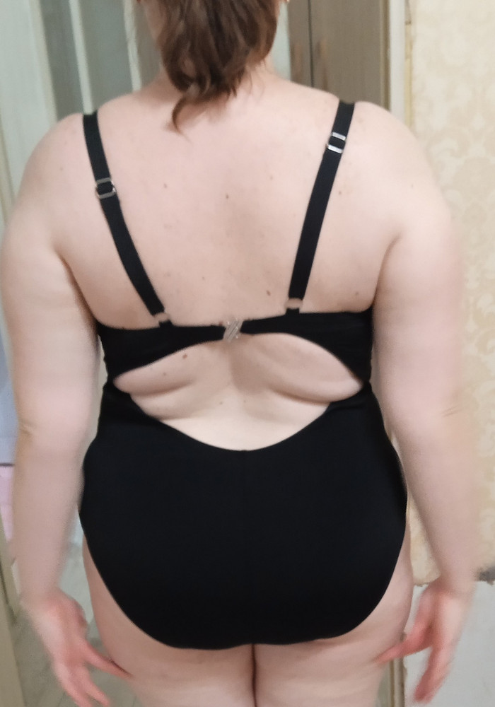 Купальник бомба! Влюбилась с первого взгляда! Взяла два, для сравнения 52 и 54. Разницы почему-то не увидела, только если лиф большой. Конечно тут нужен пышный бюст. Вообще купальник отлично подчёркивает талию, и к сожалению некрасиво выделяет складки на спине. Но оставила размер 52, всё же купальник очень понравился. Было бы не плохо спинку сделать как-то по-другому, чтобы точно скрыть несовершенства, к покупке рекомендую, я очень довольна, и муж тоже! (1фото р-р54, 2 фото р-р52)