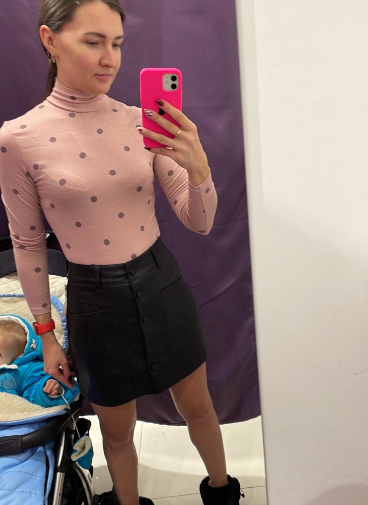 Очень узкое горло, я бы даже сказала удушающи. Руки тоже сильно в обтяг и некомфортно. Но если брать больше размер, не подойдёт по росту. Мой рост 158. По качеству нормально. У паковка конечно оставляет желать лучшего, какой-то на половину открытый и рваный пакетик.