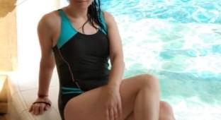 Плотная ткань, легко одевать/снимать, не давит, не топорщится, с чашечками, рекомендую.