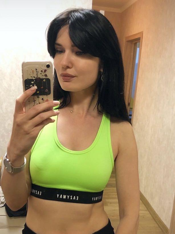 Отличный топик.Насыщенный салатовый цвет.Незаметные чашечки,плотная ткань.Буду ещё заказывать вещи этого бренда.Спасибо 🌷