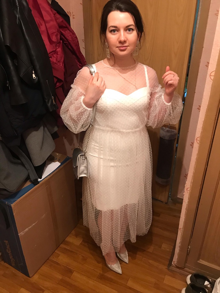 Платье на вешалке к сожалению выглядело лучше чем на мне, нижнее платье выполнено из тонкой ткани , которая очень обтягивает фигуру , и ОЧЕНЬ просвечивает ! Поэтому отказ , хотя задумка не плохая! Если бы нижнее платье было сшито из хорошей ткани плотной , то было бы хорошо !