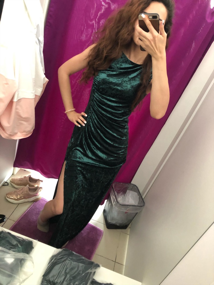 Обалденное ! Приятное к телу ! Платье бомбическое!!! Очень богато смотрится ! 