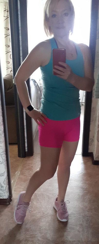 Шорты хорошие. Цвет такой же яркий. При занятии на тренировке штанины закатываются. А,так приятные к телу. Просвечивает.Рекомендую к покупке.