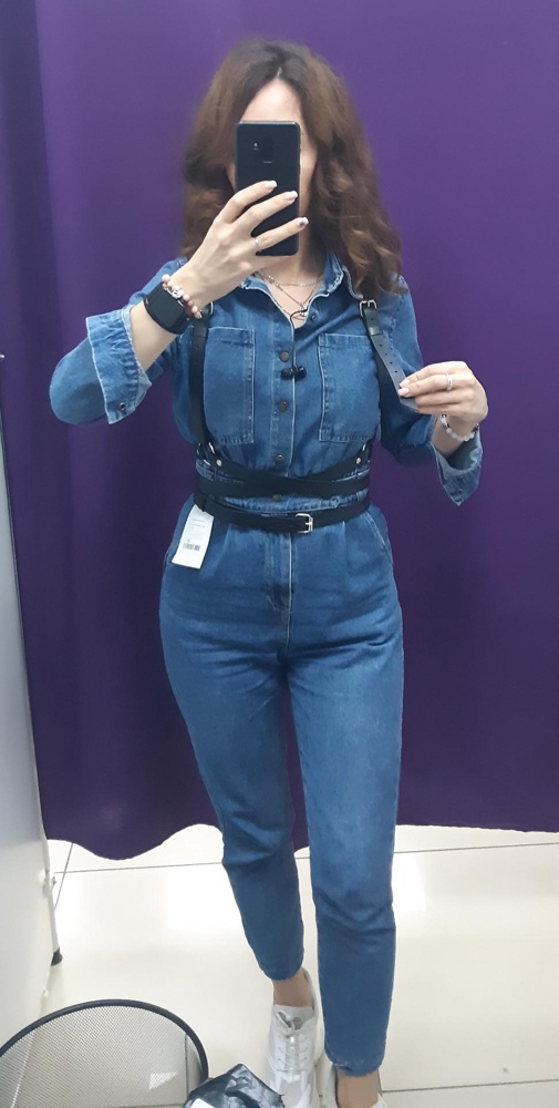 Портупея отличная,кожа,размер ок,хотя какая разница всё равно всё регулируется небольшой запах,и единственное что,при носке покрасила мне белую рубашку черными полосами🙈теперь задумалась такая уж ли она хорошая...и будет ли красить так мне вещи?и что с этим делать...