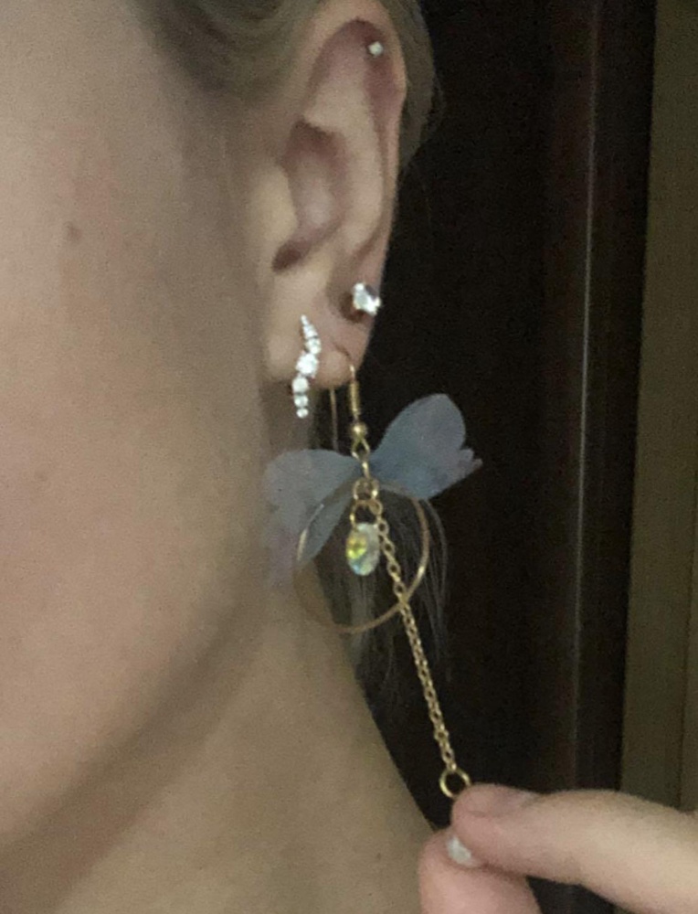 Хорошие ассиметричные серёжки, смотрятся очень эффектно. Подойдут для праздника и на каждый день