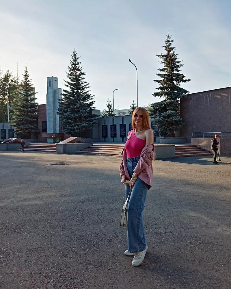 Первое, что бросается в глаза при получении, - это отличие цвета, он грязно-розовый. Второе уже при распаковке - это качество материала: плотный, мягкий трикотаж, который не просвечивает. Швы ровные, качество изделия на высоте. Идёт в размер. Садится идеально, как вторая кожа. За цвет звезду не снимаю.