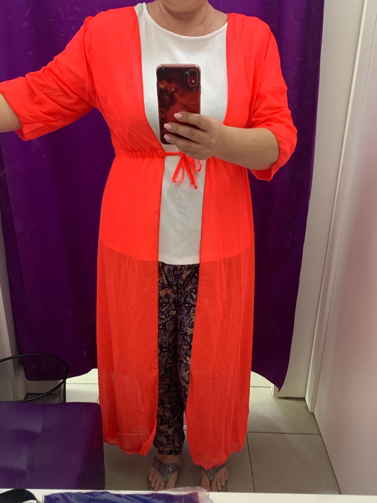 Очень красивый цвет, просто какой то нереальный 😊яркий и сочный!!! На пляже будете точно привлекать внимание, но мне оказалась мала на 50 размер, хочется свободнее. Пошив качественный, ниток и затяжек нет. 