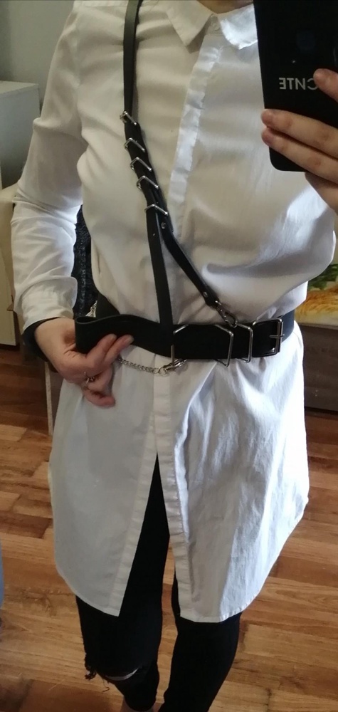 Соответствие цена - качество, стильно, для объёмной вещи идеально, для себя пробила дополнительно  дырочку, что бы был по талии.