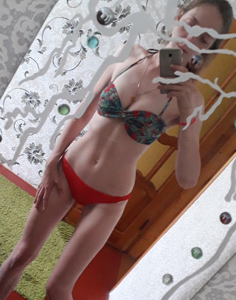 Хороший купальник, мягкий, нитки не торчат. Мне понравился😊 спасибо магазину.