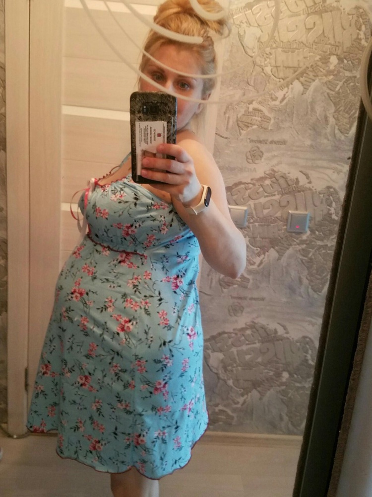 Хорошая ночнушка, 46 размер спокойно налез на беременный живот 9 месяцев, выше колена при росте 160 см.