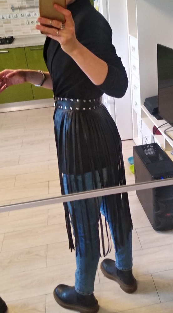 Отличный пояс.Самую простую,базовую вещь  стильно дополняет и делает образ необычным.