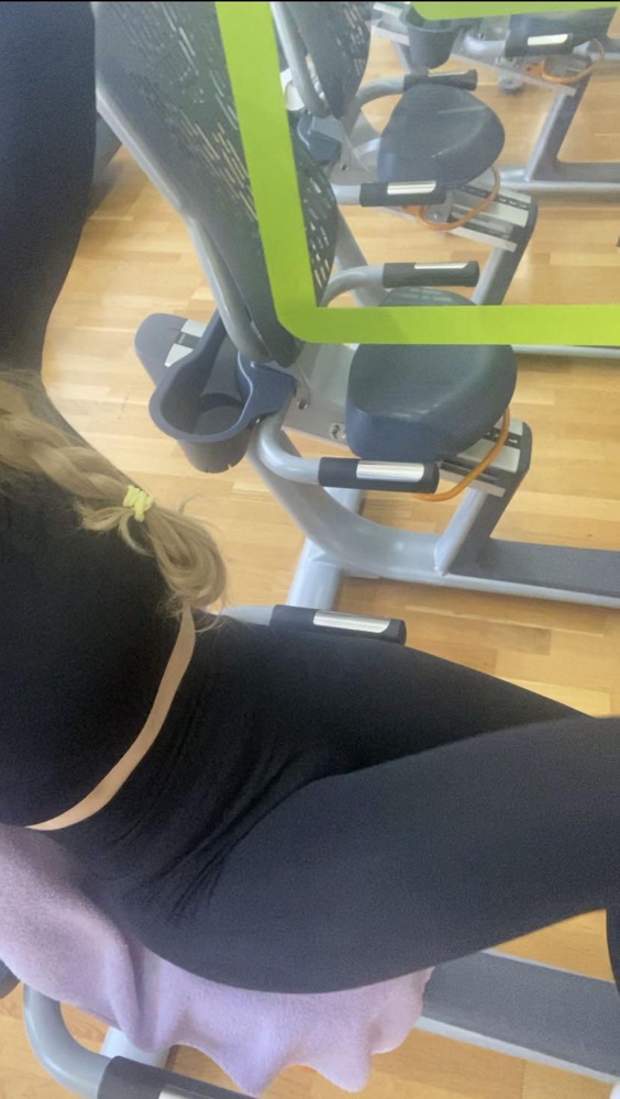 Не колючий.Заниматься в нем не жарко.В чёрном цвете не видно пота.Брала за 2800.Если цену сделать пониже-то можно было бы ещё цвета накупить.