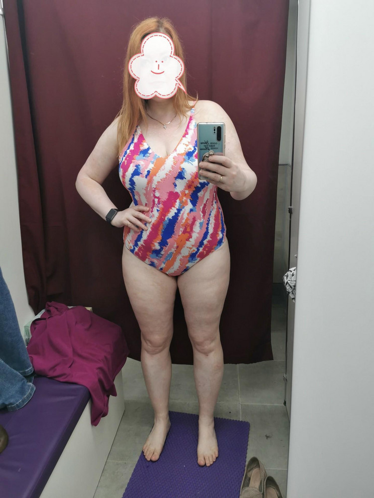 Купальник качественный, яркий, плотный. Плавать в нем должно быть удобно. За счёт отсутствия чашек будет быстро сохнуть. Долго смотрела на него, читала отзывы, но никто не выкладывал фото в моем размере, поэтому решилась примерить и поделиться, может кому-то будет полезно. Размер у меня  50-52, грудь 80F. Я выбрала для себя другой купальник данного бренда, лично мне он больше подошёл, но и этот рекомендую к рассмотрению и примерке, у него свои плюсы.