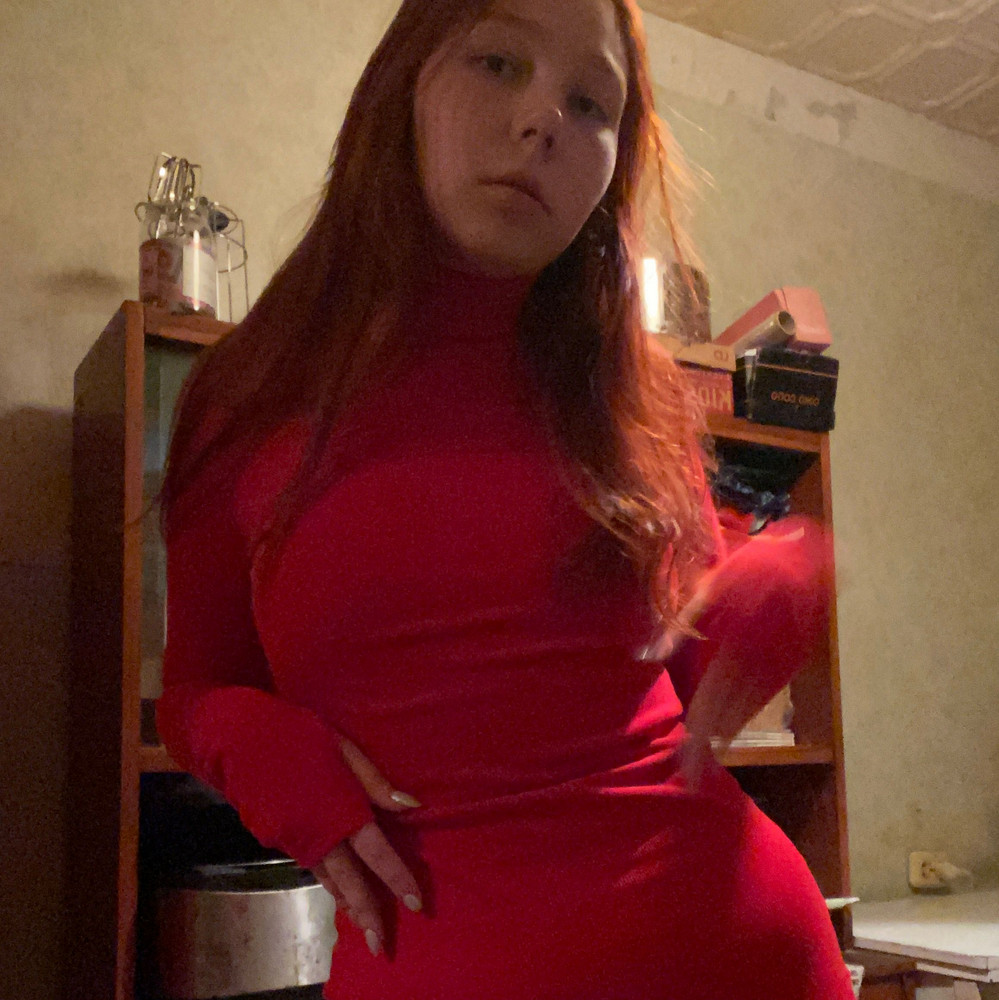 Платье просто супер, ткань очень приятная, за такие деньги качество отпад. Горло узкое при надевании. В остальном все чудесно. Стройнит😍