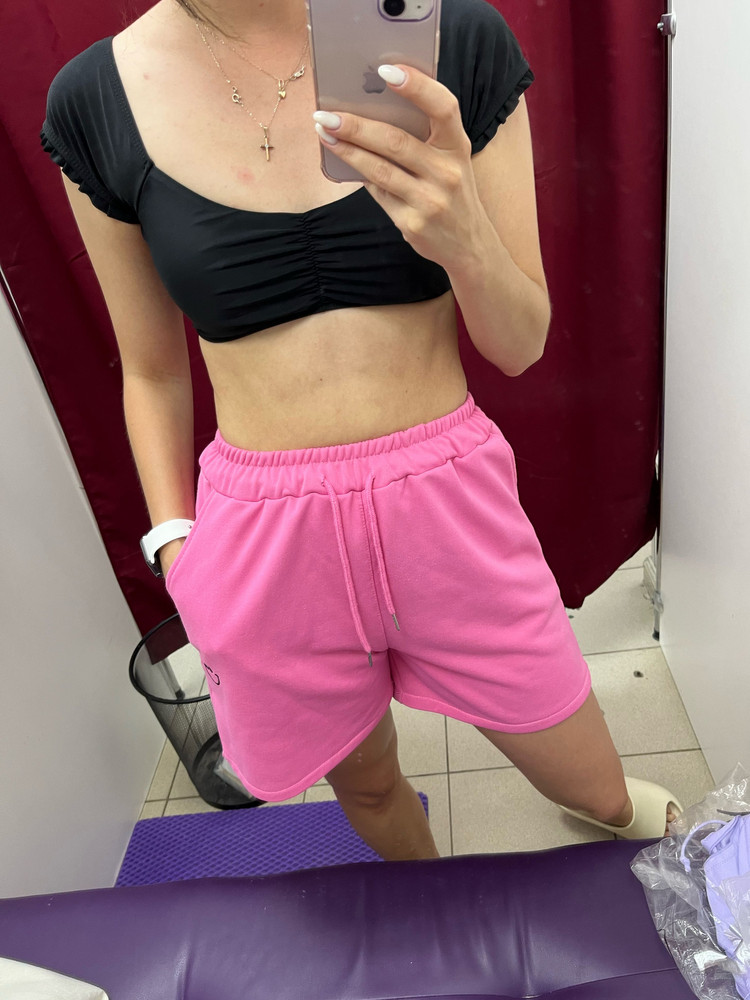 Очень милый,  особенно за 250р)) Объём груди 85, сел плотно. Возможно, если был больше, болтался или расстёгивался. Качество отличное! 