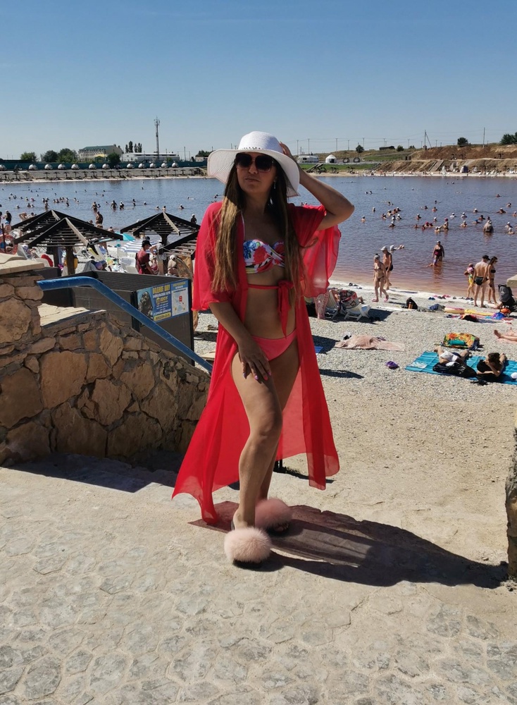 Красивый. По длине нормально на рост 163 см. Рукава очень красиво сделаны у этой модели.