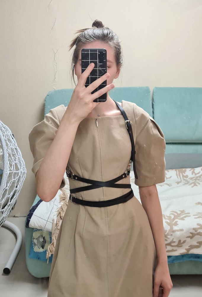 отличная вещь! кожзам мягкий, фурнитура аккуратная, на светлом следов не оставляет.