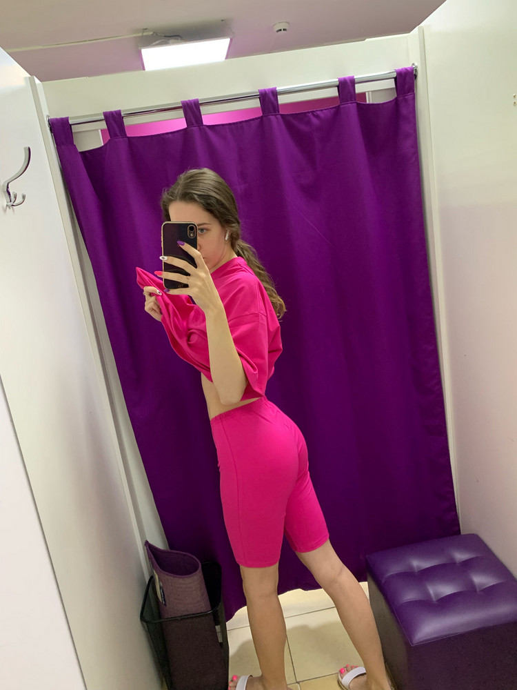 1. Мне доставляли этот костюм НЕДЕЛЮ! НЕДЕЛЮ КАРЛ! И можно было бы все свалить на Вб, но нет. Тут коллективная работа как поставщика, так и компании вб. 6го числа ночью я сделала заказ. И только 9го числа вечером продавец отгрузил его на склад приема вб. Минус звезда за скорость (ведь у продавца было все 6е число, 7е, 8е и почти весь день 9го). Поставщик же должен понимать, что работая со своего склада, надо ещё какое-то время закладывать под фактическую доставку от Валберис. А 4 дня вести только до вб - это такое прям. Минус ещё звезда - за велосипедки. Очень не красиво выглядит то, что штаны не прилегают внизу ног, а как бы чуть оттопыриваются, пis’ka тоже выглядит не презентабельно)) + на попе типо складки такой на копчике. Короче, велосипедки не сели, хотя у меня довольно стандартная фигура и заказан мой размер. Потом уже обратила внимание, что на моделях выглядят велосипеды так же. В конце фото костюма, который именно сел на фигуру как надо (другой бренд). 