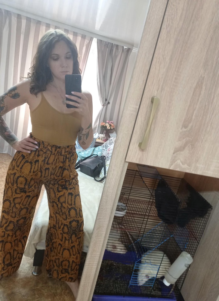 Прикольный, но я ели надела его. На 46 не представляю как его вообще натягивать... чашки - жуть, спасибо, что съёмные.