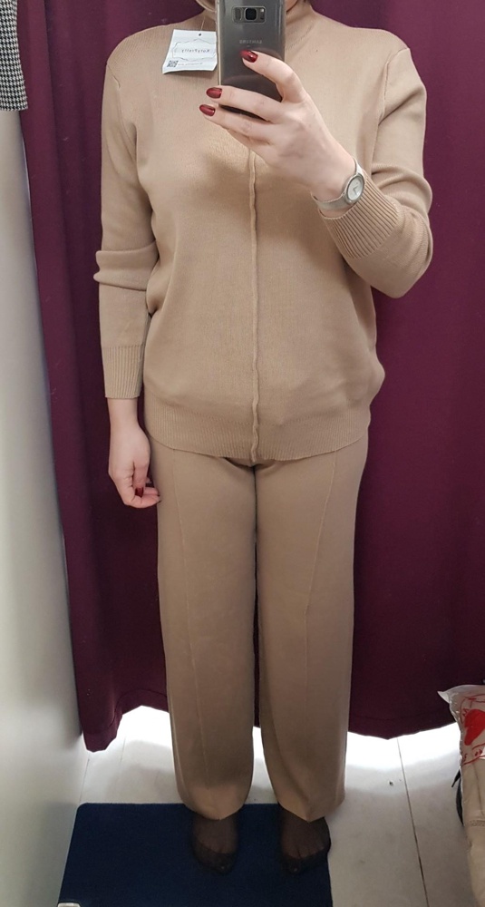 Размер подошёл,  НО: стрелки на брюках кривые,  горловину узкая, поэтому возврат.