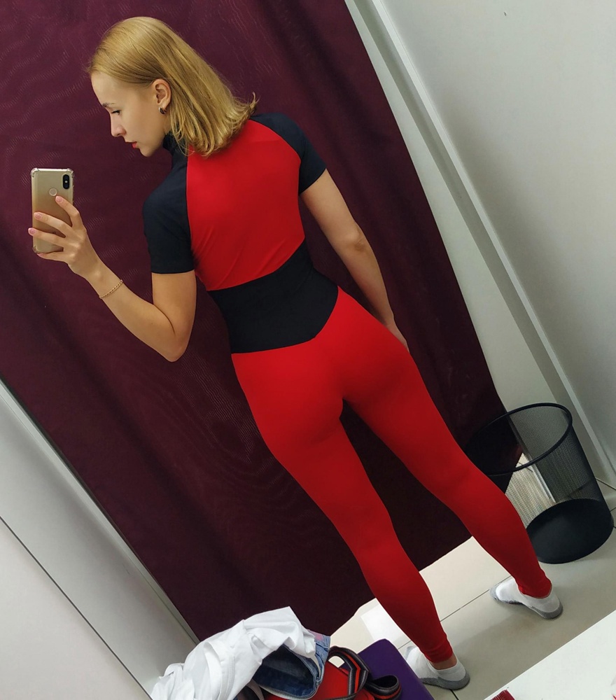 Комбез красивый) взяла s, на рост 167, 85х65х97. Был запах. При стирке так-же поленял, вода красно-черная была. Высохнет, посмотрю)

Сел великолепно