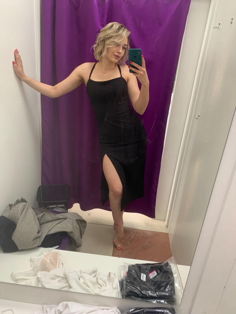 Красивое платье. Хорошее качество. Тесновато в бёдрах,поэтому отказ.