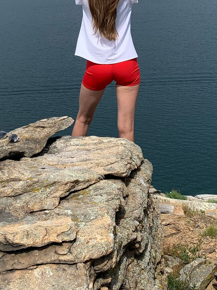 Удобные, легкие, не стягивают. Швы ровные. талия завышенная, но комфортно все👌🏻