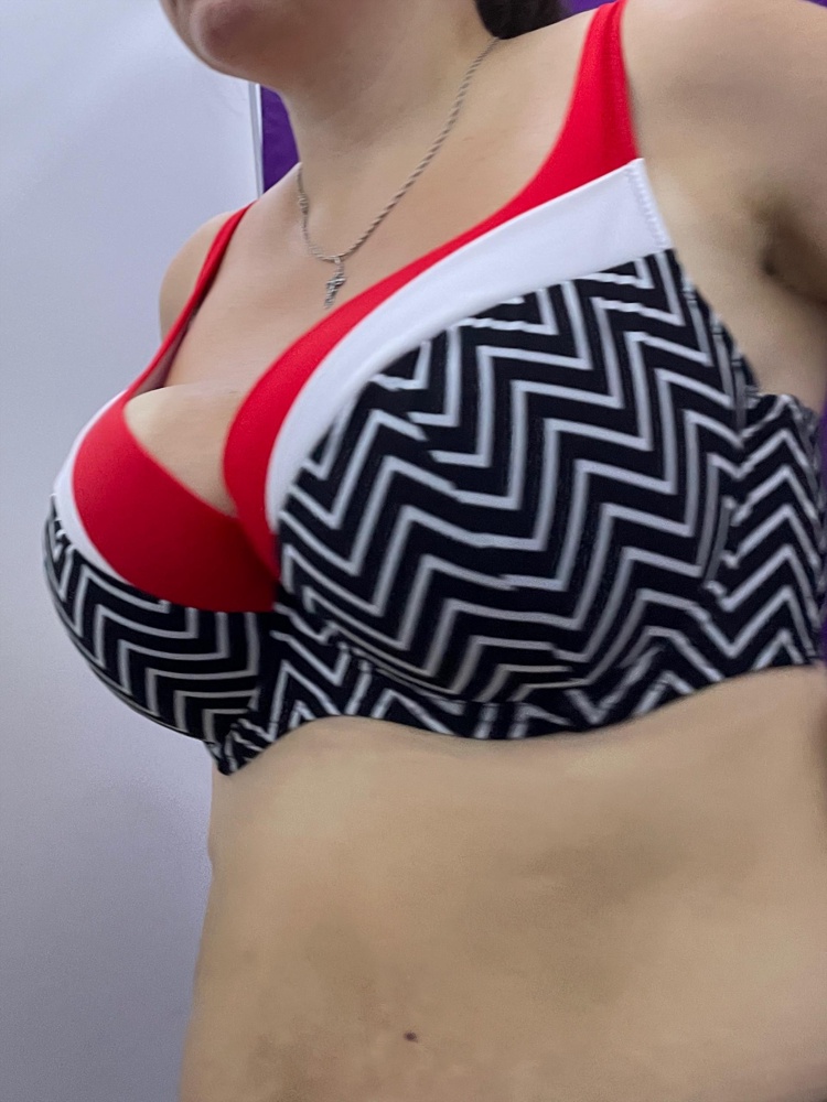 Идеально на 104/78/103, под грудью 78. По периметру резинки от плавок у меня 95. Ткань рыхловатая, но сидит отменно, я в восторге😀 