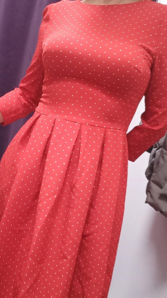 Платье симпатичное, ткань приятная,  но 46 оказался мал в груди,не застегнулось. Прошу не снимать процент скидки