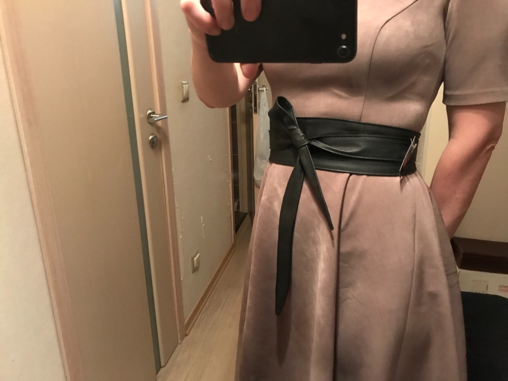 Хороший пояс, со стороны даже похож на натуральную кожу. 
У меня талия 70 см, но он подойдёт на любую талию. 
Брала 2 разных пояса (есть сравнение на фото) данного бренда, оставила этот, тк он двухсторонний и больше похож на натуральную кожу. 