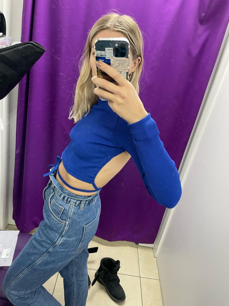 Цвет - очень красивый, трендовый синий. Посадка тоже отличная, точно по фигуре, размеры соответсвует. Я бы сказала, что ценник немного завышен, но на алиэкспресс в таком цвете не нашла, надеюсь и правда ребята отливают сами 🌚 Рекомендую, но считаю что стоимость могла бы быть ниже. 