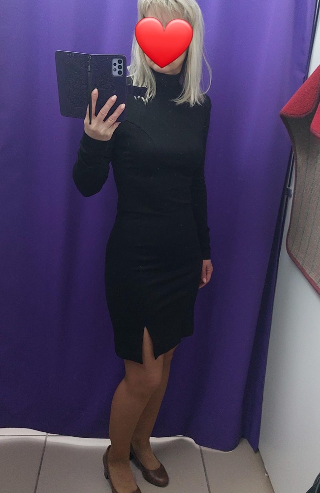 Очень понравилось! Выбирала по отзывам между этим и почти таким же платьем, но дешевле. По фото в отзывах отстановилась на этом и не жалею! Мои параметры 86/67/98, рост 1,58м, взяла S. Ткань очень плотная, но не жарко. Подчёркивает достоинства,  скрывает недостатки. Первый раз стирайте отдельно! Линяет. Второй раз уже норм.