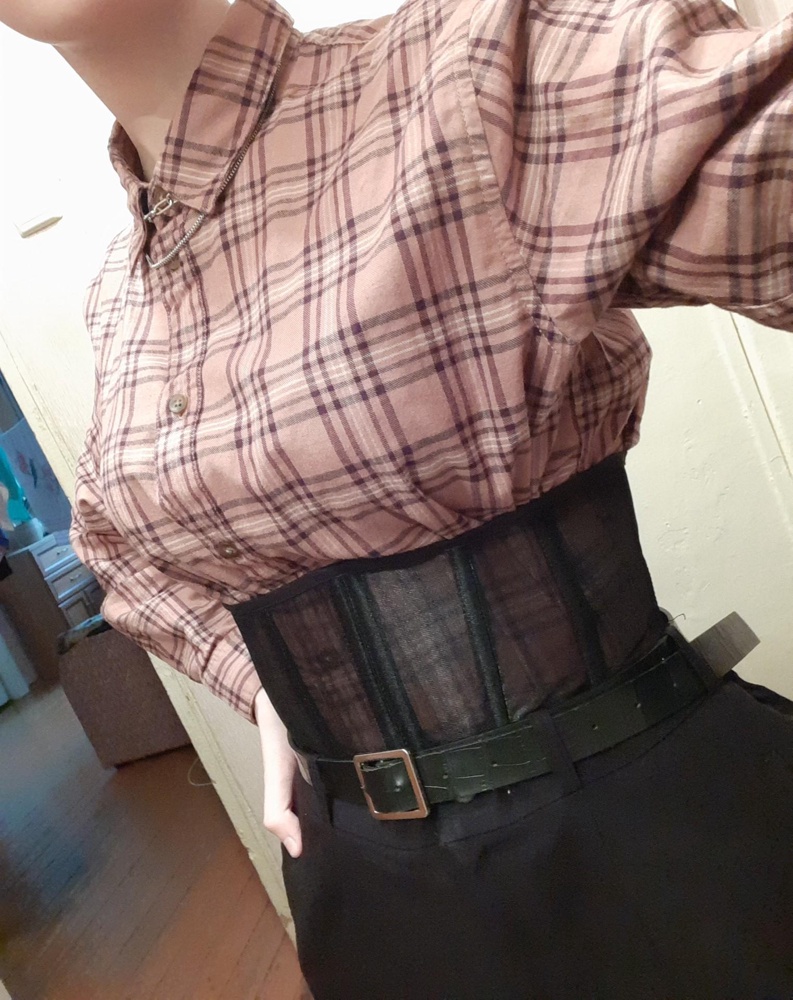 Корсет супер за свою цену
Сшит отлично
Белая бирка немного мешает, но ее спокойно можно оторвать и от нее даже и следа не останется)
Со шнуровкой были проьлемы и пришлось перешнуровать по видео из YouTube, но это не критично