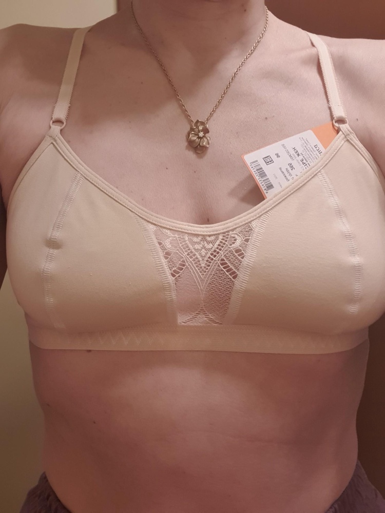 Беж очень удобный во всех местах на широкую грудную клетку, черный мелковат по высоте, полз наверх. На ог98, опг88, рост 173 беж идеально сел. Мягкий, удобный, к телу супер, лямки не жмут. Жаль, белый потеряли на доставке(( , позже закажу. В целом очень довольна, большое спасибо!