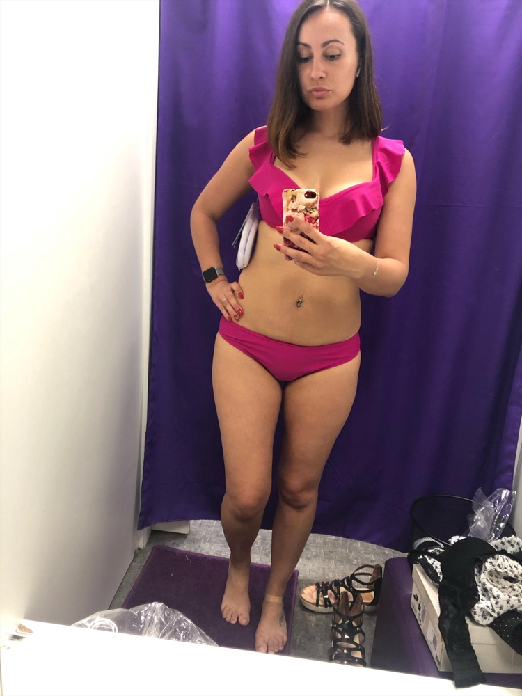 Очень красивый, размер соответствует, но спадают постоянно лямки... к сожалению отказ