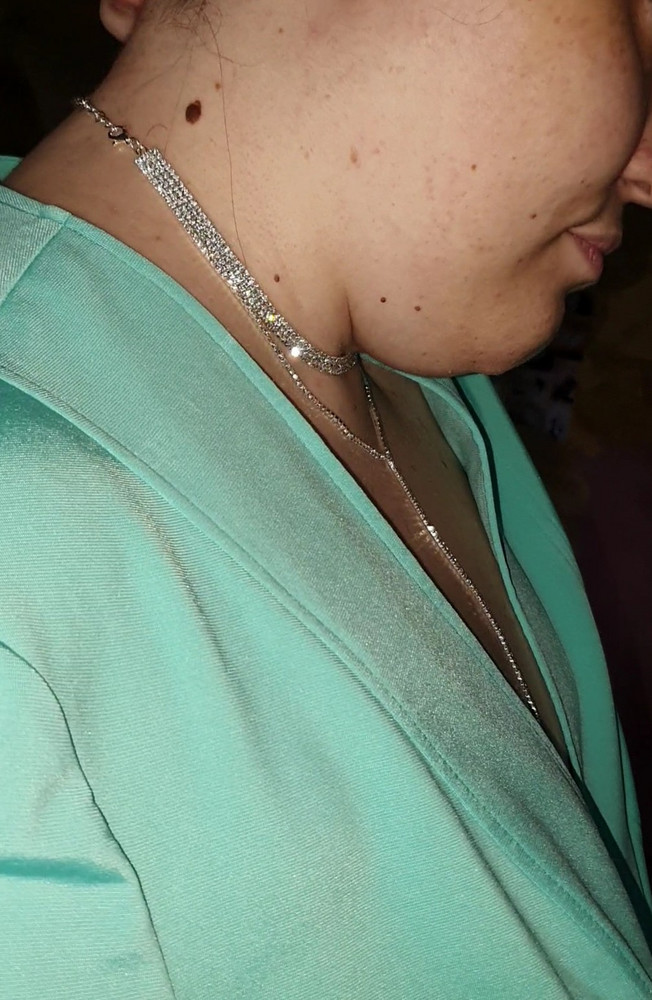 Этот чокер просто шикарный!😃👍🏻 Смотрится супер-красиво, а с глубоким декольте и вовсе кексуально🥰 Покупала за 548 руб, а смотрится дорого. И по размеру - на мою неузкую шею подошло идеально. В общем, я в восторге!