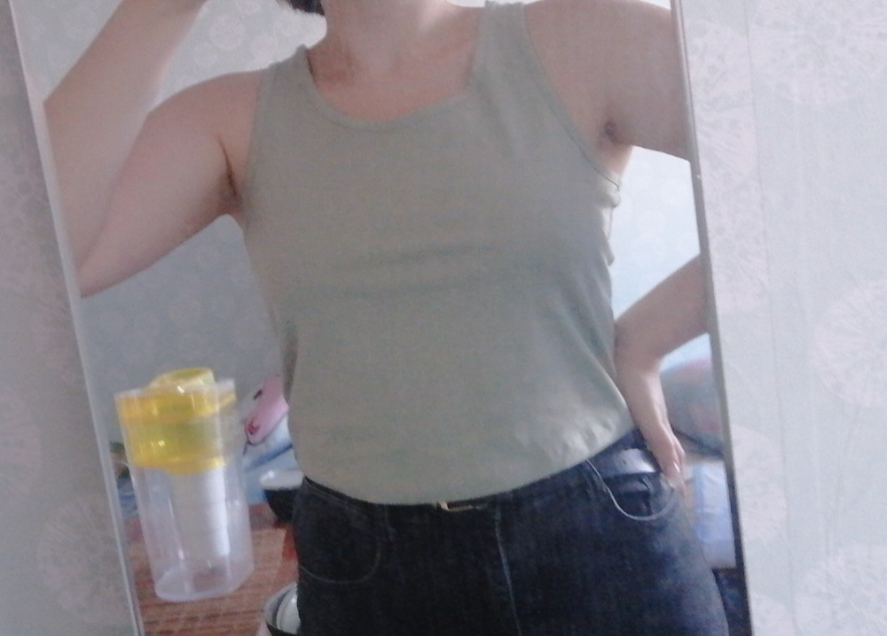 хорошо сел. конечно чуть чуть большемерит, я хотела больше приталенный вариант, но как свободная майка тоже неплохо) ткань хорошая, качество тоже, советую