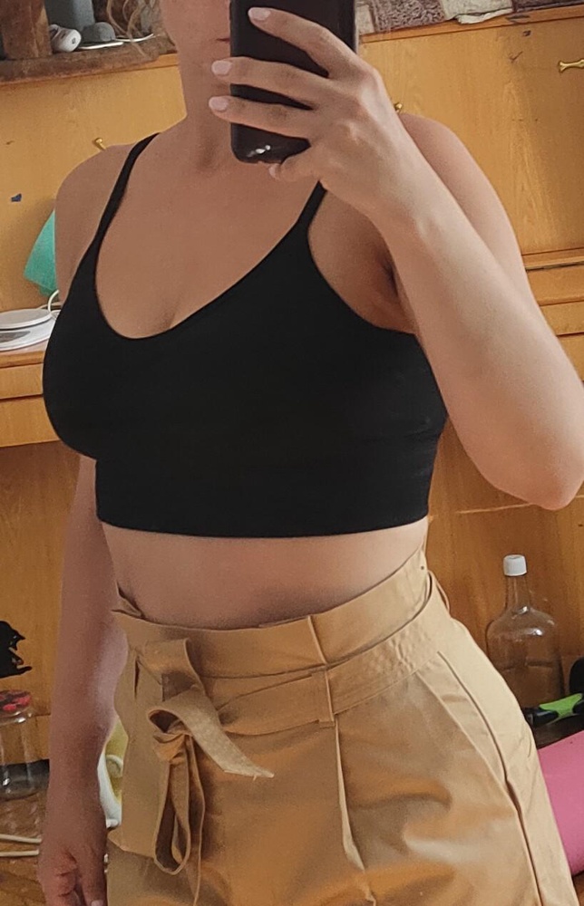 Шикарный топ! Я взяла чтоб ходить без лифчика и соски не выпирали. Он грудь не будет поднимать как лиф, но немного форму придает. Мне нравится. И нет вульгарщины от торчащих сосков, все прилично! Жаль, мало расцветок. Ах да, в отличие от других фирм, он довольно плотно обтягивает. Похож на спортивный.