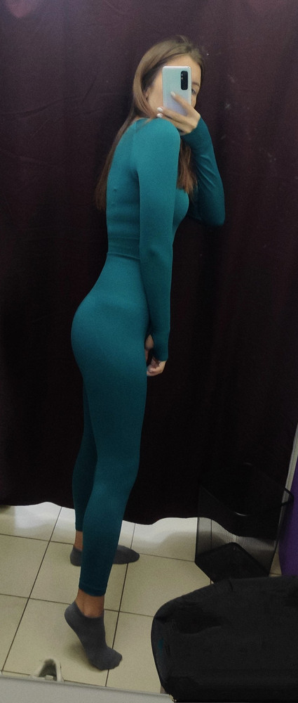 На рост 168 подошел прекрасно, рукава не короткие.
Заказывала 42 размер, но низ больше подойдет на 44, на самом изделии размер не указан, может перепутали. 
Хотелось бы низ из более плотной ткани, не бесшовное белье будет видно, даже из тонкого материала. При этом ничего не просвечивает, в целом очень комфортный.

На фото продавца косяк - модель надела зеленые леггинсы наизнанку и, судя по полоскам на бедрах, задом наперед. Я думала зеленый костюм из другой ткани, поэтому долго не заказывала. Но он оказался точно такой же, как и остальные, с резинкой на поясе.