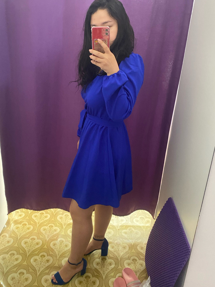 Неплохое платье, стройнит. Цвет яркий насыщенный синий. Единственное, в такой ткани будет жарко, точно не на лето 