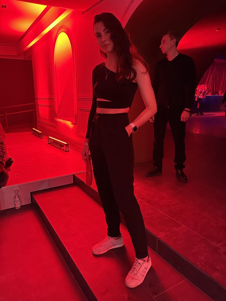 Топ супер! У меня рост 172-коротковат не был-самое то, ничего не задиралось. В общем, мне понравился)