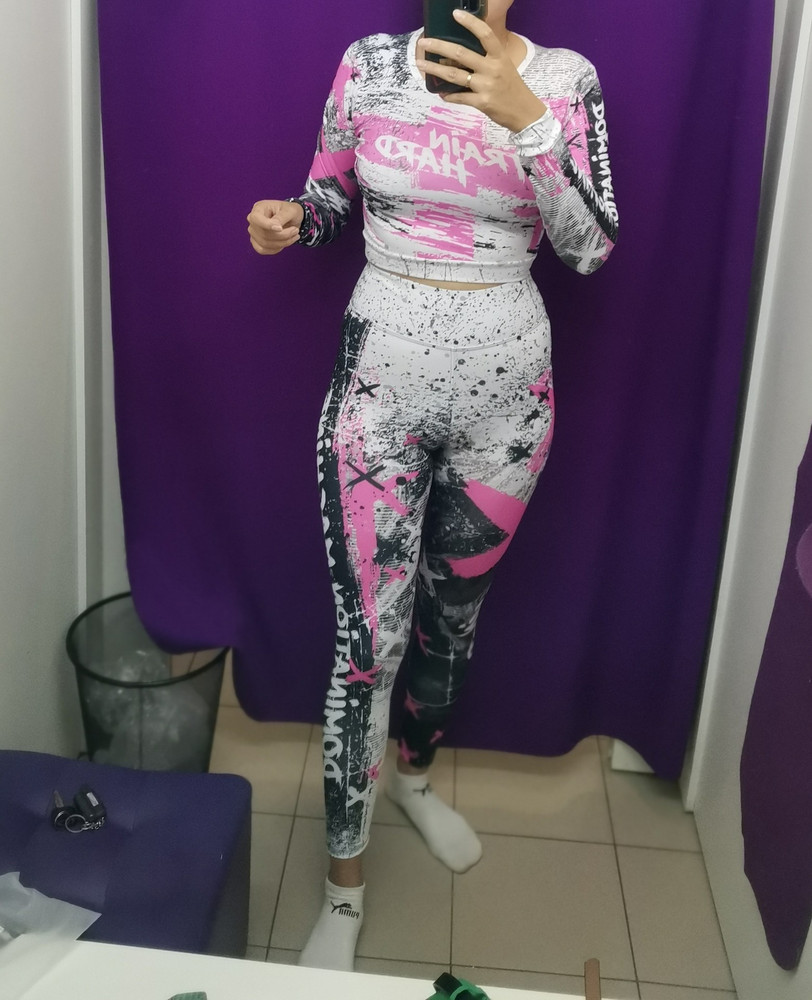 Качество товара супер, меня очень обрадовало👍 ещё и надпись приятно удивила ❤️ я занимаюсь кроссфитом, и костюм показал с себя с лучшей стороны, удобный, не сковывает движения, не сползает. И  заказ пришёл очень быстро, за 2 дня. Рекомендую 👍 (мой рост 170см)