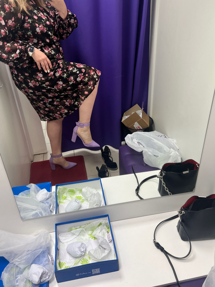 Туфли отличные. Выполнены качественно. Сама ношу 37,5 взяла 38 (по размерной сетке) чуток великоваты но выкупила. Побоялась что 37 будет мал, и нет времени на перезаказ. Дополню полустелькой. Сидят удобно, никуда ничего не впивается. Каблук устойчивый. На ноге смотрится красиво. Давно каблуки не носила, через пару часов нога все же устала. Но в целом туфли отличные!