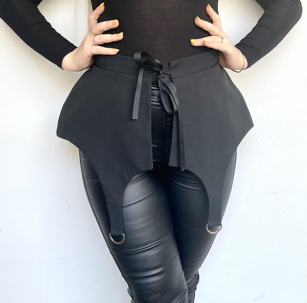 Баска огонь! Ткань плотная, держит форму отлично. На фото просто надела на то, в чем была, а вообще круто будет с белой рубашкой, думаю. Да хоть с чем! Ни одной ниточки не торчит, качество хорошее. Рекомендую!