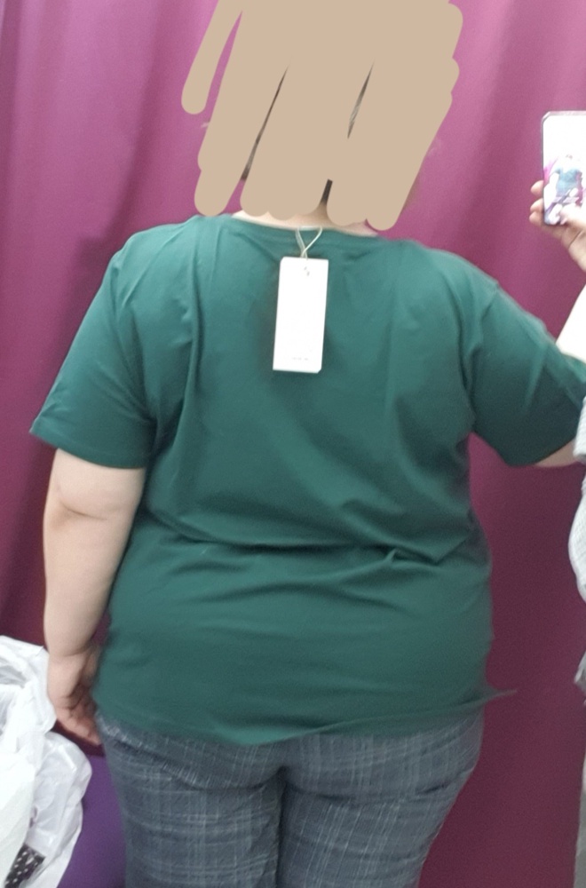 На ог125 от115 об125 размер 124 отлично, лучше заправлять под низ. Долго думала, но пока вернула. Не пойму почему торчит ворот, и разрез.. идёт мне или нет.. в сомнениях вернула.